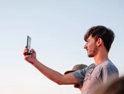 Tips Menggunakan Smartphone agar Mata Tetap Sehat