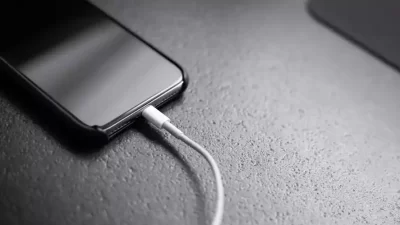 Peringatan dari Apple: Hindari Mengecas iPhone di Atas Kasur