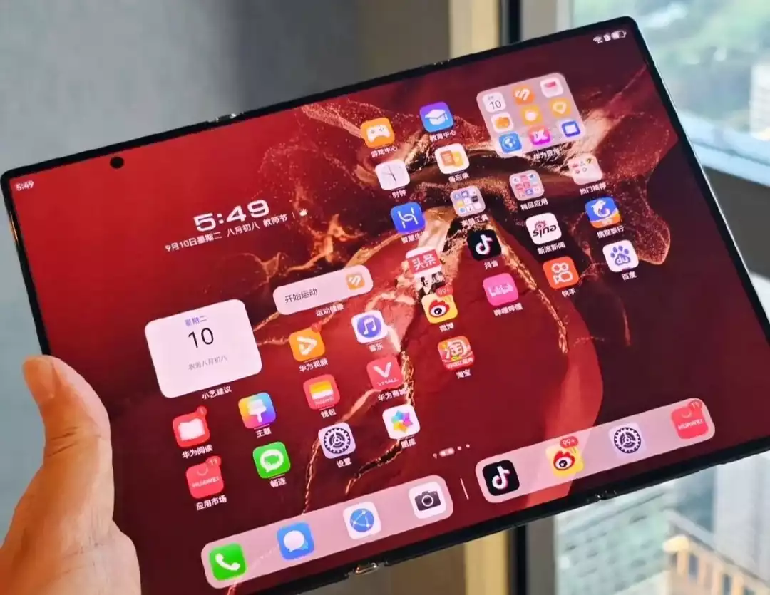 Tampilan layar Huawei Mate XT Ultimate
