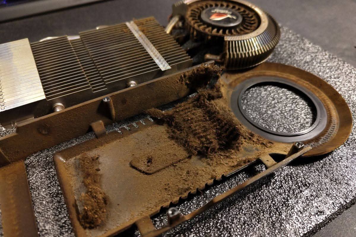 Ngeri! GPU Milik Perokok Berat Dipenuhi Tar Tebal Setelah 17 Tahun Dipakai